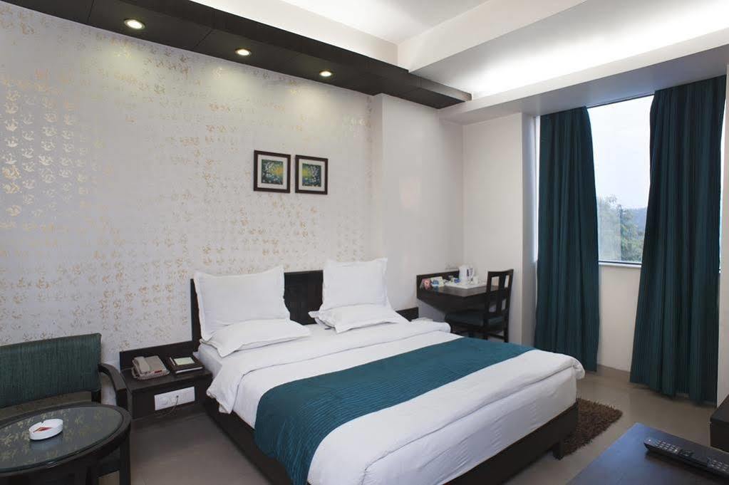 Fabhotel Rockland New Delhi Exteriör bild